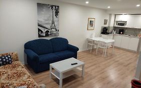 Spacious Basement One Bedroom Apartment, Wifi.